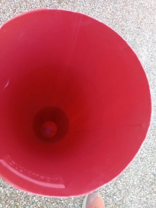 Cono de señalización con banda reflectante