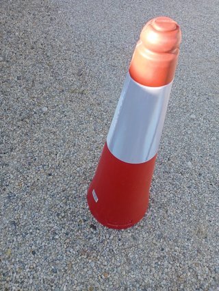 Cono de señalización con banda reflectante