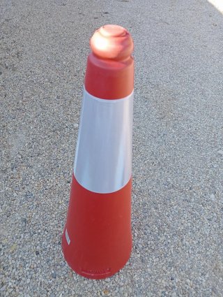 Cono de señalización con banda reflectante