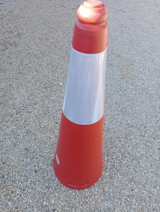 Cono de señalización con banda reflectante