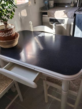 Mesa de cocina dos sillas y un taburete