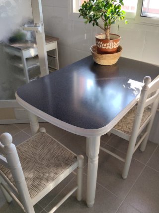 Mesa de cocina dos sillas y un taburete