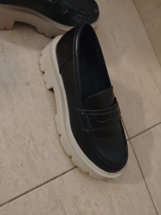 Zapatos,están rallados en los laterales un uso