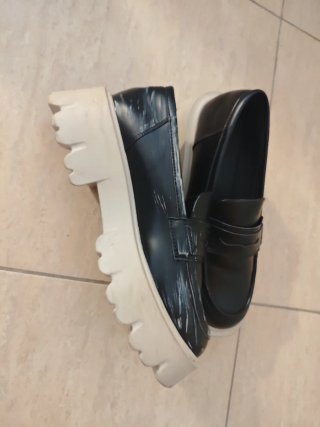 Zapatos,están rallados en los laterales un uso