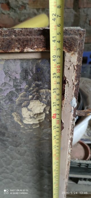 Ventana antigua de hierro con cristal