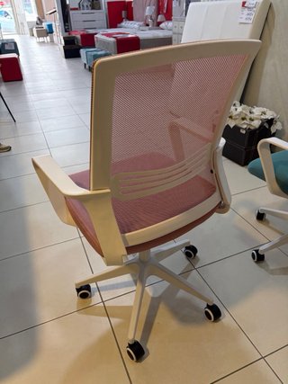 Sedia da ufficio rosa e bianca