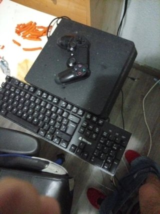 PS4 (PlayStation 4) Negra + Mando + Teclado