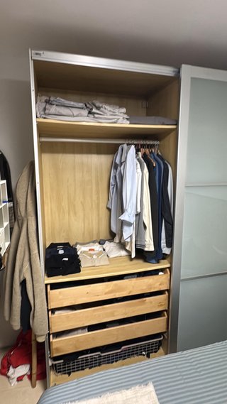 Guardaroba a porte scorrevoli in vetro e legno