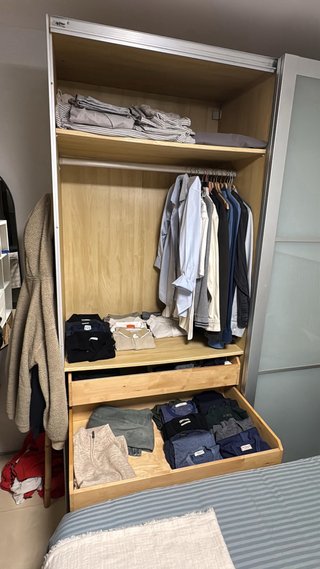 Guardaroba a porte scorrevoli in vetro e legno
