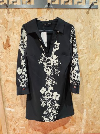 Vestido Zara floral negro y blanco