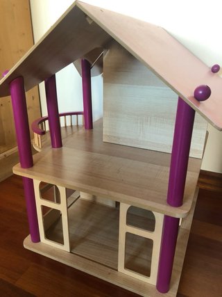 Casa de muñecas de madera rosa