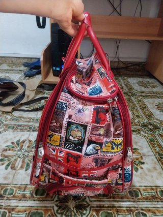 Maleta de viaje con estampado de sellos