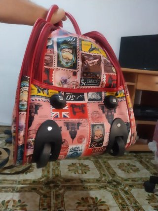 Maleta de viaje con estampado de sellos