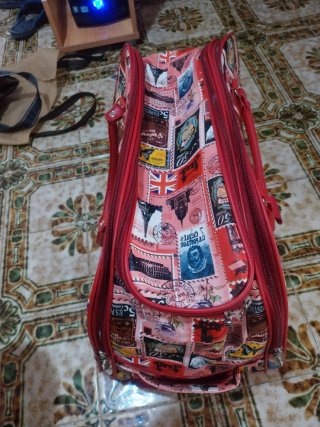 Maleta de viaje con estampado de sellos