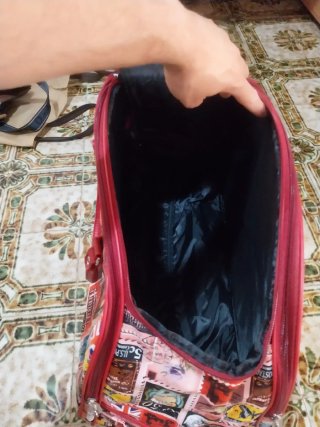 Maleta de viaje con estampado de sellos