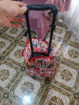 Maleta de viaje con estampado de sellos