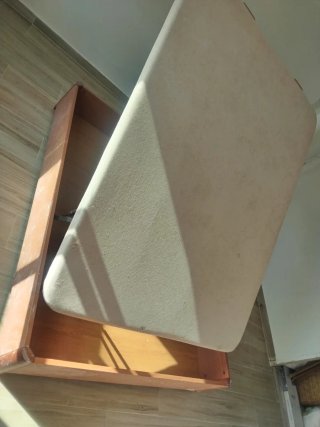 Canapé de madera marrón