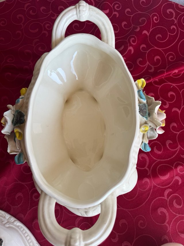Sopera cerámica antigua con flores en relieve