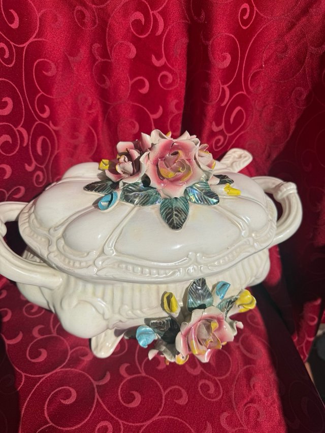 Sopera cerámica antigua con flores en relieve
