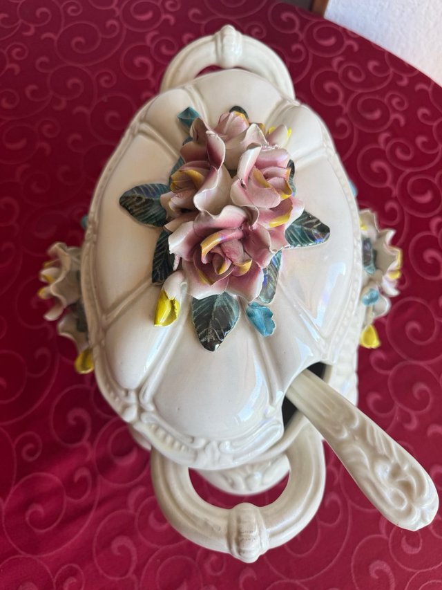 Sopera cerámica antigua con flores en relieve