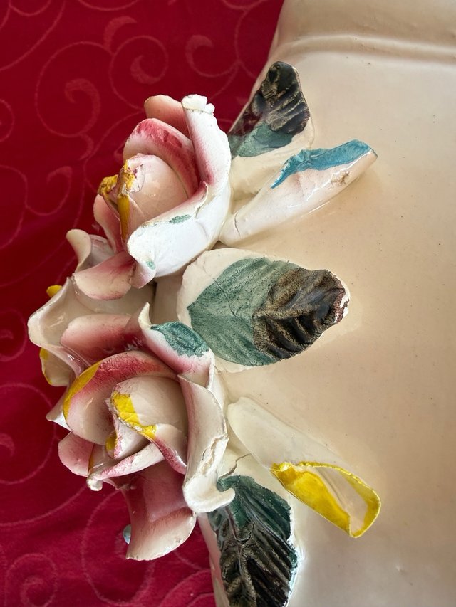 Sopera cerámica antigua con flores en relieve