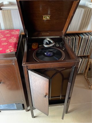 Gramófono La Voz de su Amo. Modelo 157. Roble