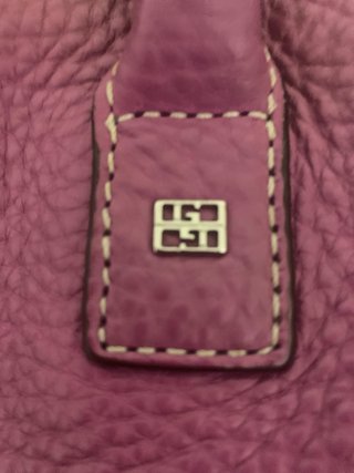 Bolso de piel con textura de Gloria Ortiz