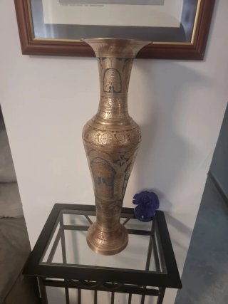 Jarrón de metal dorado y azul