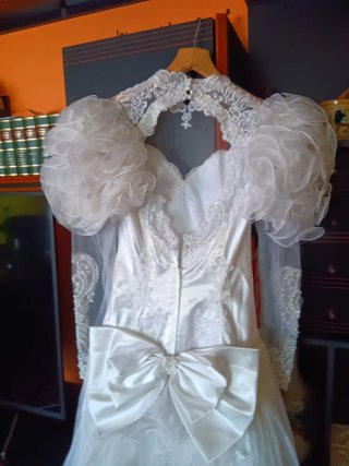 Vestido de Novia con Pedrería y Volantes