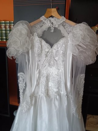 Vestido de Novia con Pedrería y Volantes