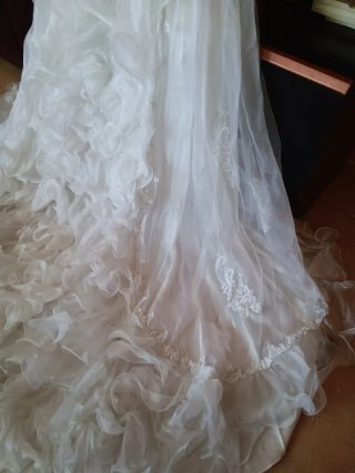 Vestido de Novia con Pedrería y Volantes
