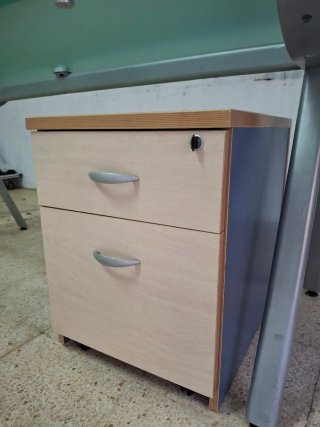 Mesa de cristal profesional en perfecto estado.