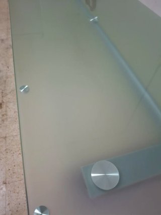 Mesa de cristal profesional en perfecto estado.