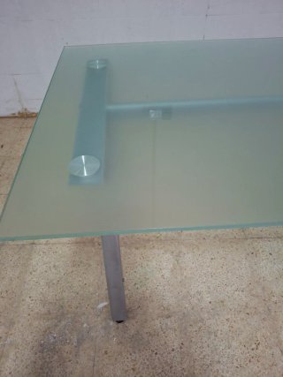 Mesa de cristal profesional en perfecto estado.