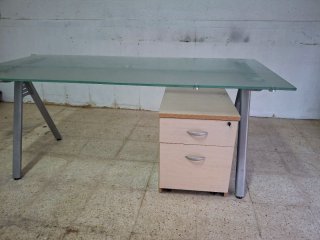 Mesa de cristal profesional en perfecto estado.