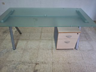 Mesa de cristal profesional en perfecto estado.