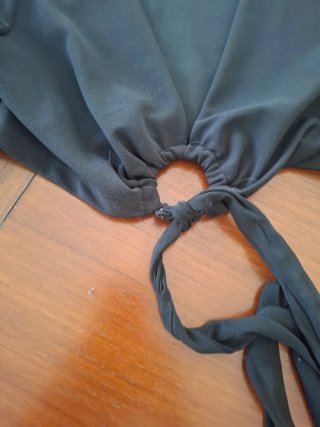 Blusa corta negra con lazada.