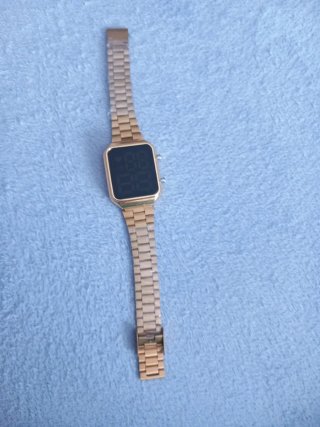 Reloj dorado digital