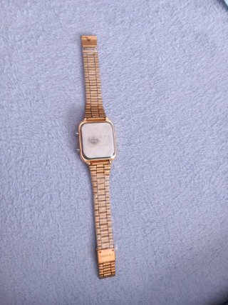 Reloj dorado digital