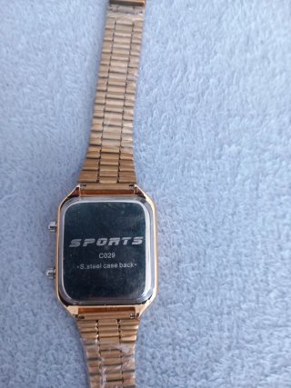 Reloj dorado digital