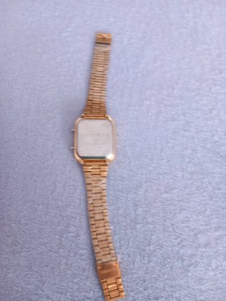Reloj dorado digital