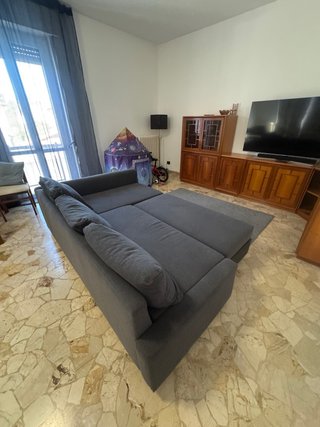 Divano angolare grigio in tessuto