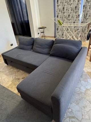 Divano angolare grigio in tessuto