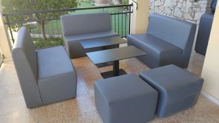 Sofás, puffs y mesas de terraza gris
