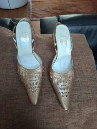 Zapatos tacón dorados Calzados Boston