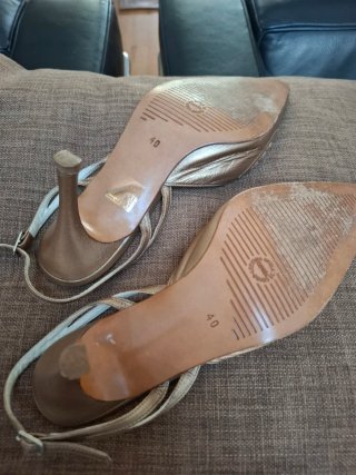 Zapatos tacón dorados Calzados Boston