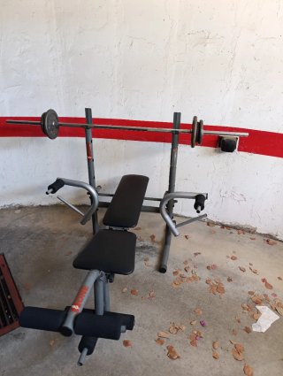 Banco de pesas con barra y discos
