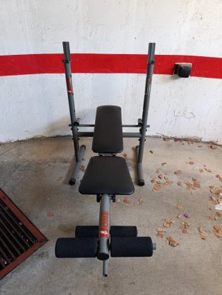Banco de pesas con barra y discos