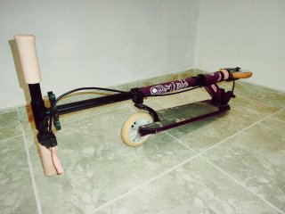 Patinete infantil morado y rosa.