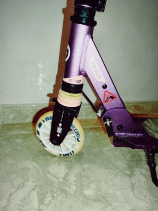 Patinete infantil morado y rosa.